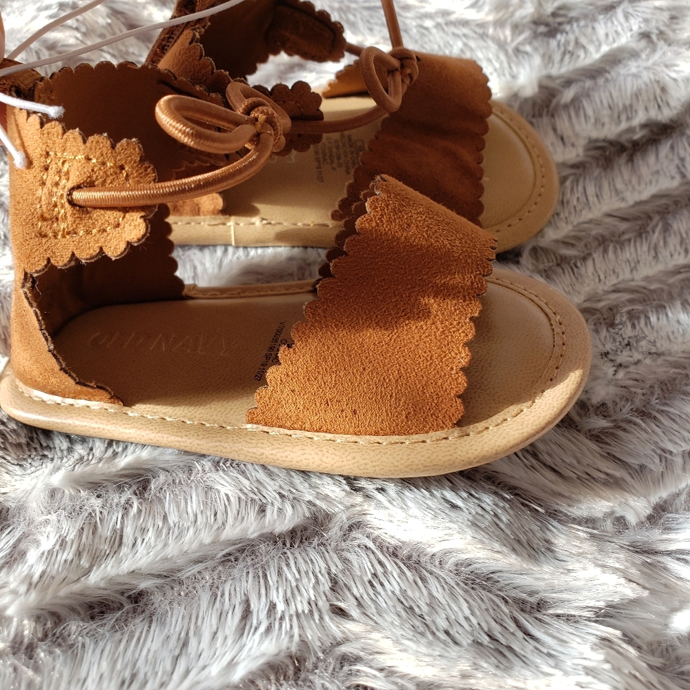 Old Navy. Baby Girl Ankle Bow Flat Sandal - Picture 2 of 4